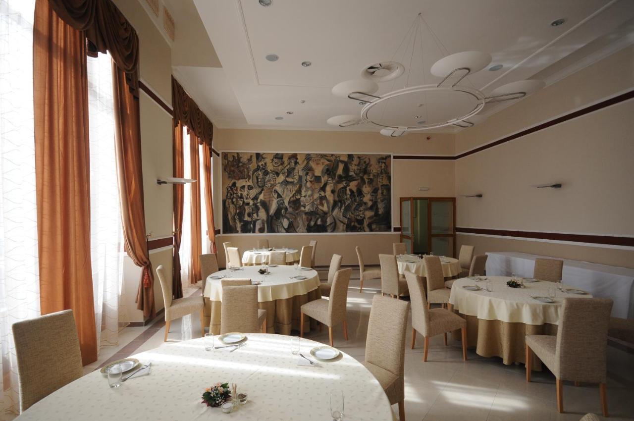 Hotel Royal Senta Esterno foto